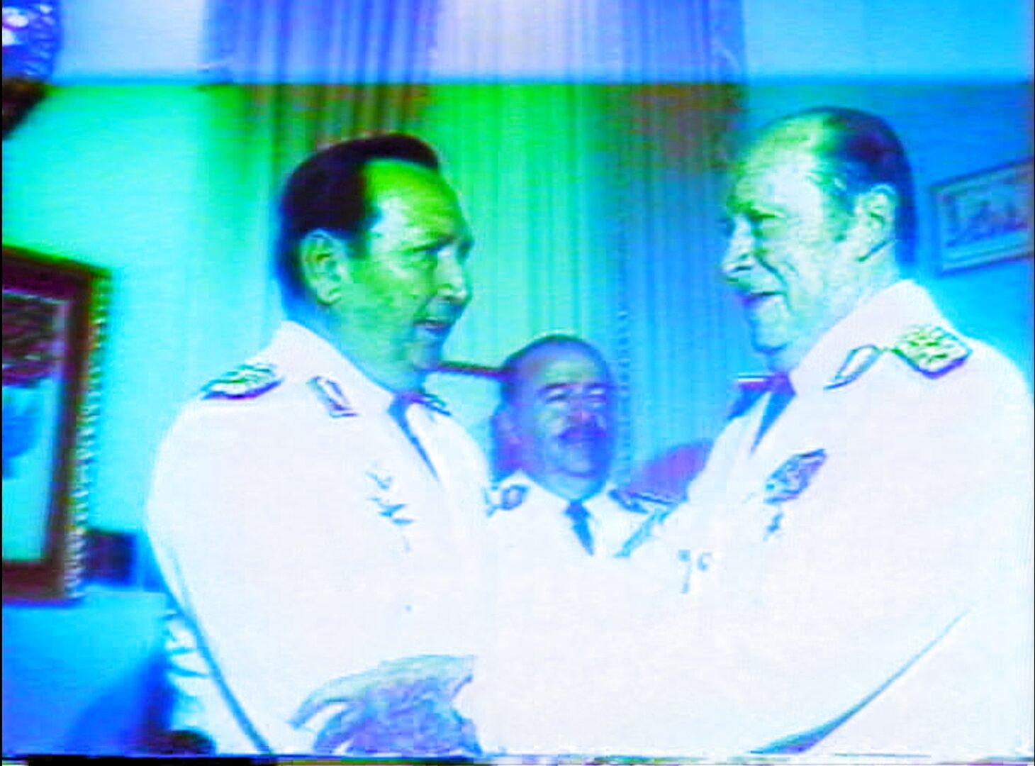 Derrière les drapeaux, le soleil